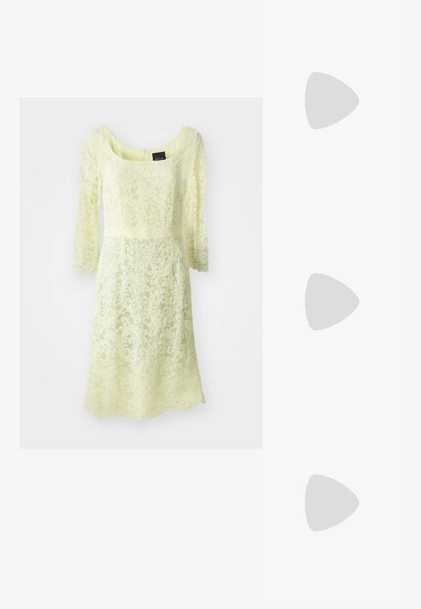 Robe en dentelle de couleur jaune pâle, avec des manches trois-quarts, un décolleté arrondi et une taille cintrée avec un motif floral texturé.; Talons hauts en cuir noir avec un bout pointu, dotés d'un talon fin et d'un accent en ton or sur la lanière réglable. Texture lisse.; Sac à main en cuir noir avec un design structuré, featuring une forme cropped, une poignée supérieure et des accents en matériel doré. Bandoulière réglable incluse.; Boucles d'oreilles en acrylique transparent avec des accents en métal doré et une finition polie. Présente un design circulaire lisse.