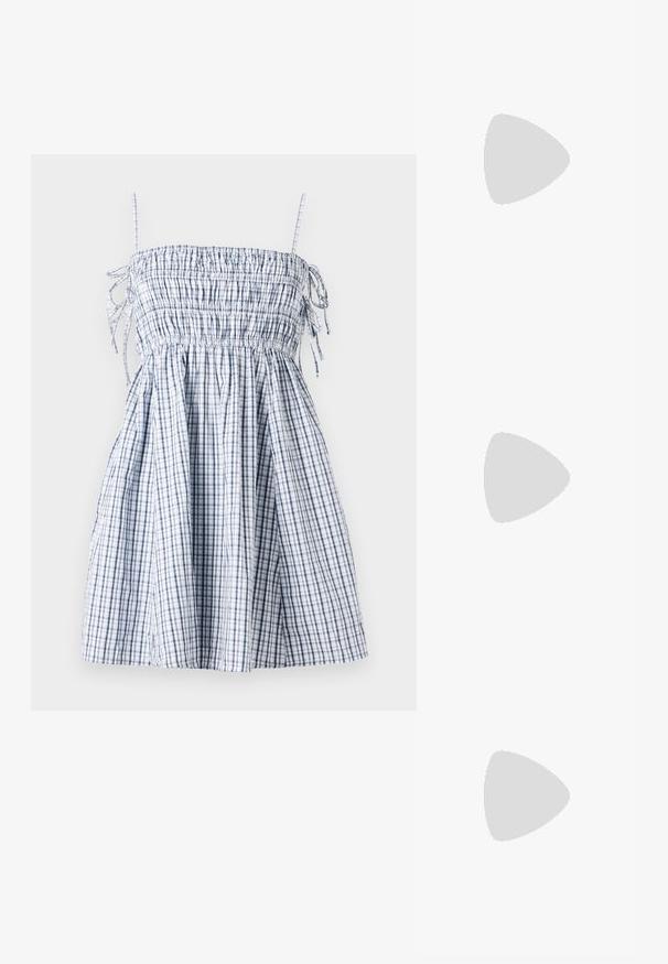 Rochie în carouri albastre și albe cu un corset smocat, bretele subțiri și o fustă vaporoasă, realizată dintr-un material ușor. Prezintă detalii cu șnur.; Mule-uri cu toc deschis, de culoare maro, cu un finisaj neted și mat, având un design curbat și un toc transparent, conic.; Ochelari de soare rotunzi cu lentile închise și rame subțiri din argint. O persoană poartă un colier din lanț de aur, în timp ce cealaltă are o eșarfă cu un model roșu.; Geantă din paie împletită cu accente din piele maro, două mânere și curea detașabilă. Formă curbată cu o bază robustă.
