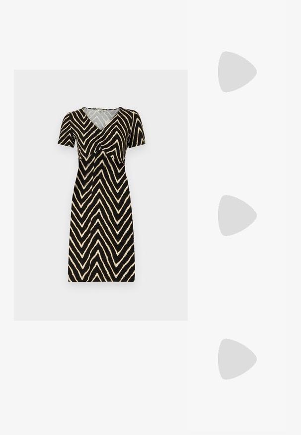 Fekete, rövid ujjú ruha krémszínű cikkcakk mintával, V-kivágással és fodros részlettel a mellrészén, puha anyagból készült.; Fekete lakk bőr, pántos magassarkú cipő, hegyes orral, lekerekített kivágással és tömbsarkal. Arany színű csat díszíti.; Fekete, oversize napszemüveg fokozatos árnyalatú lencsékkel, vastag kerettel és arany színű lánc díszítéssel a szárakon.; Fekete kézitáska texturált felülettel, dupla felső fogantyúval és állítható vállpánttal. Arany színű fém kiegészítők és oldalsó zsebek találhatók rajta.