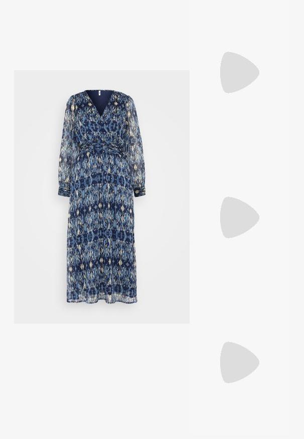 Rochie lungă, de culoare albastru marin, cu mâneci lungi transparente. Prezintă un decolteu în V, talie strânsă și un model geometric în nuanțe de albastru și auriu.; Pantofi cu toc slingback negri din patent, cu vârf ascuțit, cu imprimeu de șarpe texturat, curea ajustabilă și toc scurt texturat.; Geantă neagră din piele, tip crossbody, cu două buzunare frontale, catarame aurii, închidere cu fermoar și o curea subțire. Suprafață texturată și formă rectangulară compactă.; Cercei aurii cu forme texturate și ondulate. Include studs sculpturale cu clip și un design de cerc deschis cu un finisaj cioplit.