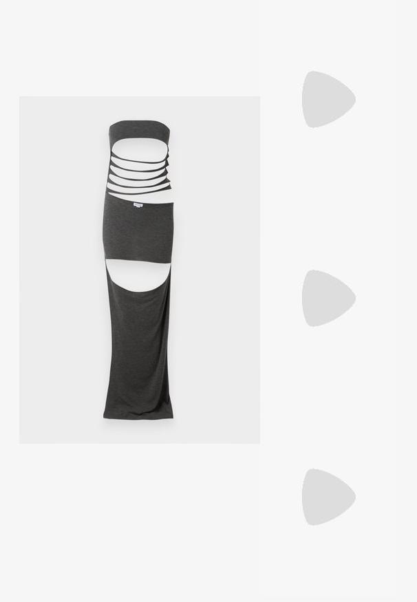 Lang maxi-kjole i mørkegrått stoff med stroppeløs design, flere horisontale utskjæringer og splitt på siden. Glatt tekstur.; Sorte patentlær slingback-sko med spiss tå, ankelremmer med sølvspenner og detaljer, og en slank hæl.; Svart lærveske med en buet form, avtagbar stropp og gullbeslag. Vesken har et klaff med spenne-detall.; Gullfargede øredobber med teksturerte, bølgete former. Inkluderer skulpturelle klipsstuds og åpen hoop-design med en hamret finish.