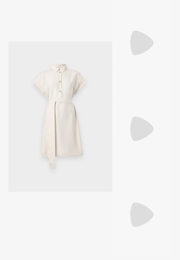 Vestido de camisa de mangas curtas, em creme, com colarinho, abertura frontal com botões e faixa na cintura. Textura suave e comprimento até ao joelho, com bolsos laterais.; Sandal de couro preto com um design superior torcido, bico quadrado e um salto bloco baixo, apresentando uma textura suave e um estilo minimalista.; Óculos de sol cat-eye pretos com acabamento mate, apresentando lentes cinzentas, ângulos acentuados e hastes elegantes. Nome da marca visível na parte interna da haste.; Saco de palha preto com alças longas, apresentando uma bolsa preta destacável com um logótipo dourado, superfície texturizada e design aberto.