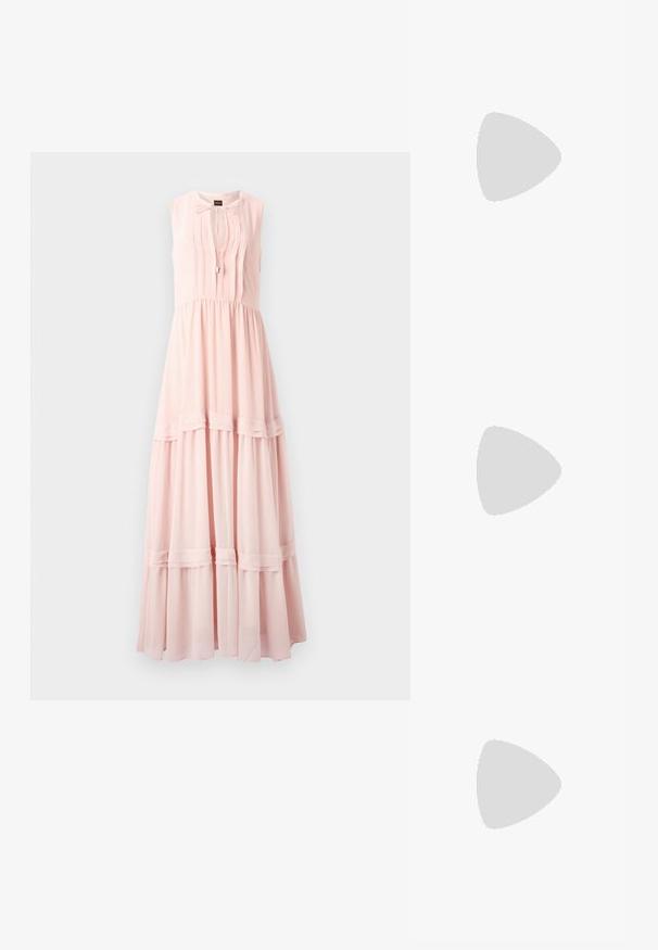 Lungo vestito senza maniche color rosa pallido con un corpino plissettato, vita arricciata e gonna a strati con bande orizzontali. Tessuto morbido e fluido.; Sandali neri con tacco alto presentano sottili cinturini con design annodato, una punta quadrata liscia e un elegante tacco a spillo.; Borsa a mano metallica grigia chiara con tracolla a catena, impreziosita da piccoli chiodi metallici circolari e da un logo triangolare del marchio.; Orecchini a cerchio in argento con una finitura liscia e lucente. Forma arrotondata, design leggero, con chiusura a perno.