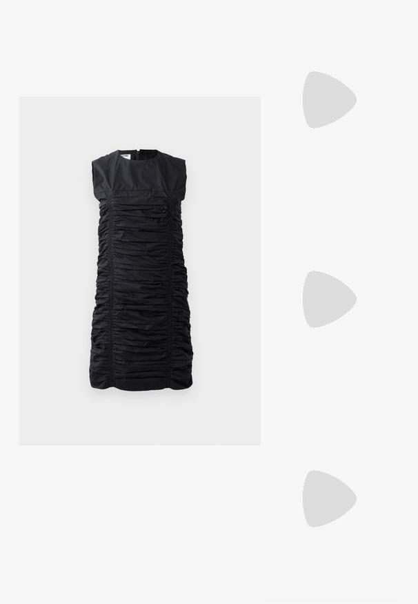 Rochie neagră fără mâneci, cu un aspect texturat adunat, prezentând pliuri verticale și un decolteu înalt. Închidere cu fermoar la spate. Siluetă elegantă și croi personalizat.; Sandale slide din piele neagră cu talpă plată, curele late și un detaliu tăiat pătrat. Finisaje texturate și netede.; CHLOÉ Ochelari de soare - black; Geantă din piele neagră cu mânere împletite, suprafață texturată, buzunar frontal cu fermoar și accente decorative din franjuri. Formă compactă și structurată.