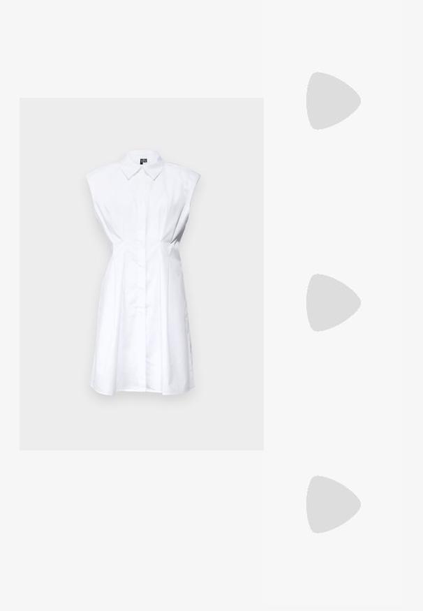 Vestido sem mangas branco com gola clássica, fecho frontal com botões, pregas na cintura e silhueta estruturada.; Saltos altos pretos com bico fino e atilho ajustável no tornozelo. Confeccionados em couro suave, apresentam um salto bloco robusto.; Bolsa de couro preta com forma curva, alça destacável e detalhes em dourado. A bolsa possui uma aba com detalhe de fivela.; Brincos em tom de ouro com formas onduladas e texturizadas. Inclui studs escultóricos com presilha e um design de argola aberta com um acabamento martelado.