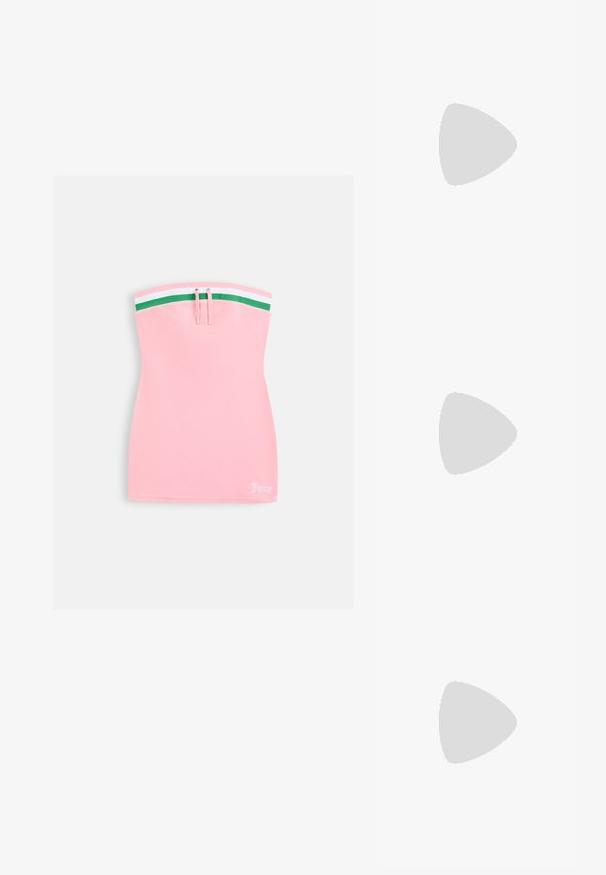 Ružičasta mini haljina bez naramenica s prugastim zeleno-bijelim rubom na vrhu, detaljem s vezicama i malim bijelim natpisom "Juicy" na donjem rubu.; Zlatni metalik slingback sandali s šiljatim vrhom i debelim potpeticama. Glatka tekstura, minimalistički dizajn i uski remen.; Crna kožna torba s lukovitim oblikom, odvojivim remenom i zlatnim detaljima. Torba ima preklop s kopčom.; Zlatne metalne naušnice s elegantnim, zakrivljenim dizajnom. Imaju karakterističan šiljast oblik, poliranu površinu i zatvaranje na šarku.