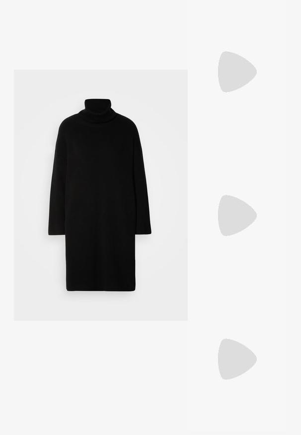 Fekete kötött garbóruha laza szabással, hosszú ujjak és egyenes sziluett jellemzi, puha, texturált anyagból készült.; Fekete, hegyes orrú, slingback cipő alacsony sarkával, sima bőrből készült, oldalt kivágott deisgnal a légáteresztőképesség érdekében.; Fekete bőr válltáska puha tapintással, háromszög alakú, állítható pánttal, világoskék csíkos inggel és fehér nadrággal párosítva.; Három fémgyűrű: az egyik rose gold, a másik texturált akcentusokkal ellátott arany, a harmadik pedig ezüst, mindegyiken gravírozott márkajelzés található a belső sávon.