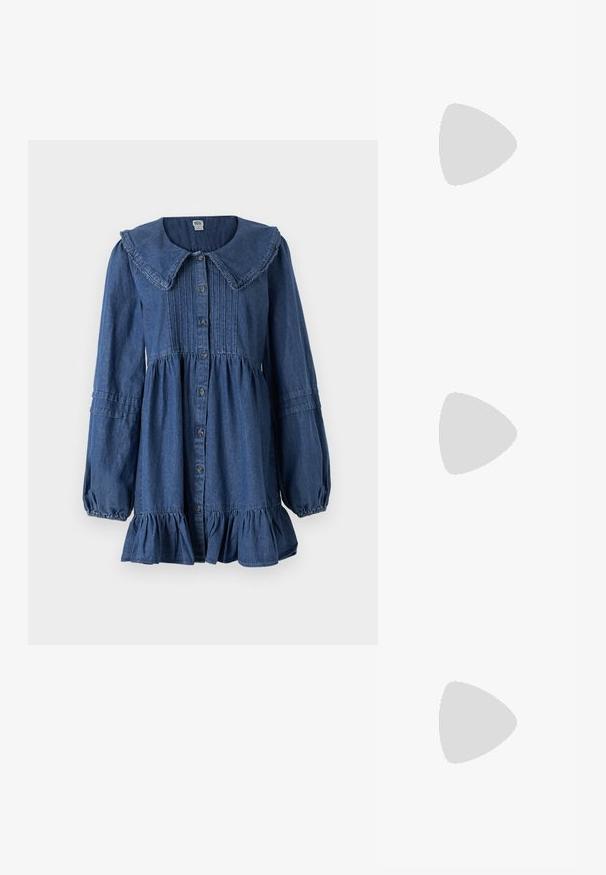 Blå denimkjole med stor krage, knappefront, lange ermer, innsnørt midje og flagrende volangkant. Myk tekstur og detaljert søm.; Sølv slingback høyhelte sko med spiss tå, metallisk finish, to dekorative stropper, og en slank hæl med svart tupp.; Sølvmetallisk håndveske med en strukturert form, med en topphåndtak og sløyfedetalj foran. Glatt tekstur, reflekterende overflate.; Gullfargede øredobber med teksturerte, bølgete former. Inkluderer skulpturelle klipsstuds og åpen hoop-design med en hamret finish.