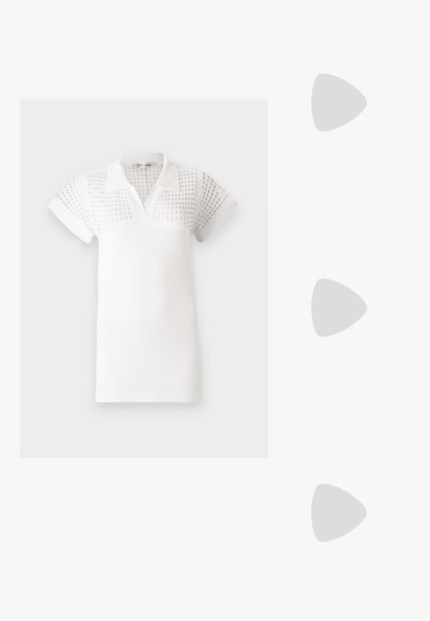 Valge polo särk lühikeste varrukatega, millel on tekstureeritud ülemine osa ja siledam alumine osa. Disainitud klassikalise krae ja V-kujulise kaelusega.; Selge plastist libisemisega kingad, millel on ruuduline mustriga, ümar varvas ja väike hõbedane aksent rihmal. Paindlik põhi läbipaistvas värvuses.; Kvaliteetne beež nahkst kandekott, millel on kuldne riistvara, ketirihm ja ülemine käepide. Omab esipaneeli ja allkirjalogo detaile.; Kuldtooni kõrvarõngad voolava ja kõvera disainiga. Igal kõrvarõngal on sile pind ja väike klamber dekoratiivse detailiga.