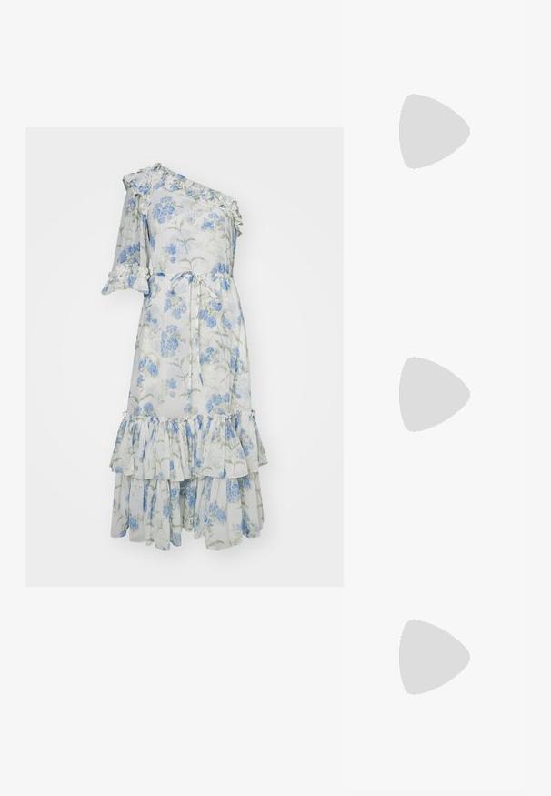 Bloemenjurk met blauwe bloemen op een witte achtergrond, ontwerp met één schouder, ruches en een gelaagde rok met een trekkoord.; Zwart patent slingback hak met een spitse neus, voorzien van een gestructureerde slangenprint, verstelbare band en een korte, gestructureerde blokhak.; Zwarte leren schoudertas met twee vo pockets, gouden gespen, ritsluiting en een smalle band. Tekstuur oppervlak en compacte rechthoekige vorm.; Gouden metalen oorbellen in de vorm van een gebogen, verlengde hoop. Kenmerkend zijn het gladde, glanzende oppervlak en de afgeronde punt voor extra detail.
