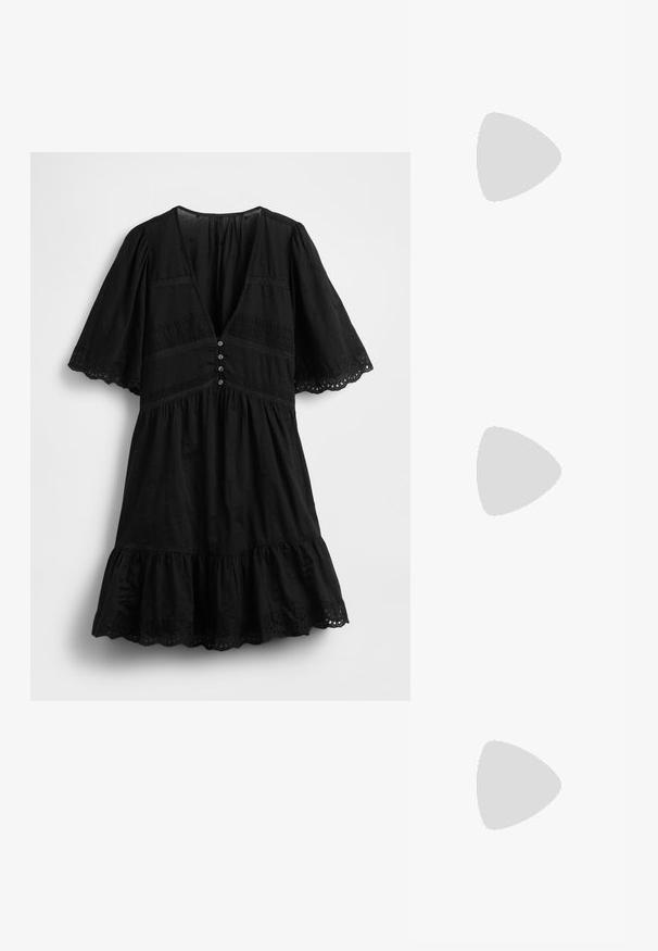 Vestido preto com mangas curtas esvoaçantes, decote em V profundo, botões decorativos e bainha com folhos. Apresenta padrão de ilhós e detalhes em renda.; Zign Botas - black; Óculos de sol pretos, angulares, com lentes cinzas; feitos de plástico, apresentando hastes grossas com uma superfície lisa e sem hardware visível.; Clutch bag preta em camurça, com fecho em zíper e alça de pulso removível. Apresenta acessórios em tom dourado e uma textura suave e fosca.