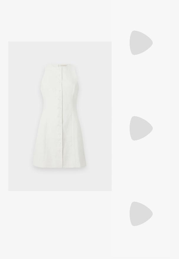 Weißes ärmelloses Kleid aus Leinen, mit Knopfleiste vorne, figurnaher Passform und feiner Textur, zusätzlich mit einem einfachen Reißverschluss auf der Rückseite.; Stuart Weitzman MAGNOLIA - Schaftsandale - natural tonal; Soeur SAUDADE MINI - Handtasche - noir/cognac; Ohrringe in Goldfarbe mit einem rechteckigen, durchsichtigen Kristall, der unter einer Reihe kleiner, runder klarer Akzente hängt. Elegantes, modernes Design.