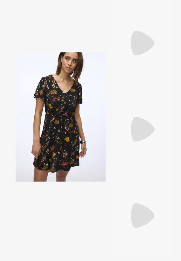 Zwart bloemenjurk met een V-halslijn, korte mouwen en een strikomslag. Voorzien van levendige rode, gele en roze bloemen op een donkere achtergrond.; Zwarte gepolijste leren slingback schoenen met een puntige neus, enkelbandjes met zilveren gespen en hardware, en een slanke hak.; Zwarte leren handtas met een gebogen vorm, afneembare schouderband en gouden hardware. De tas heeft een klep met een gespsluiting.; Gouden oorbellen met een getextureerd, golvend ontwerp. Bevat sculpturale clip-on studs en een open ringontwerp met een gehamerd oppervlak.