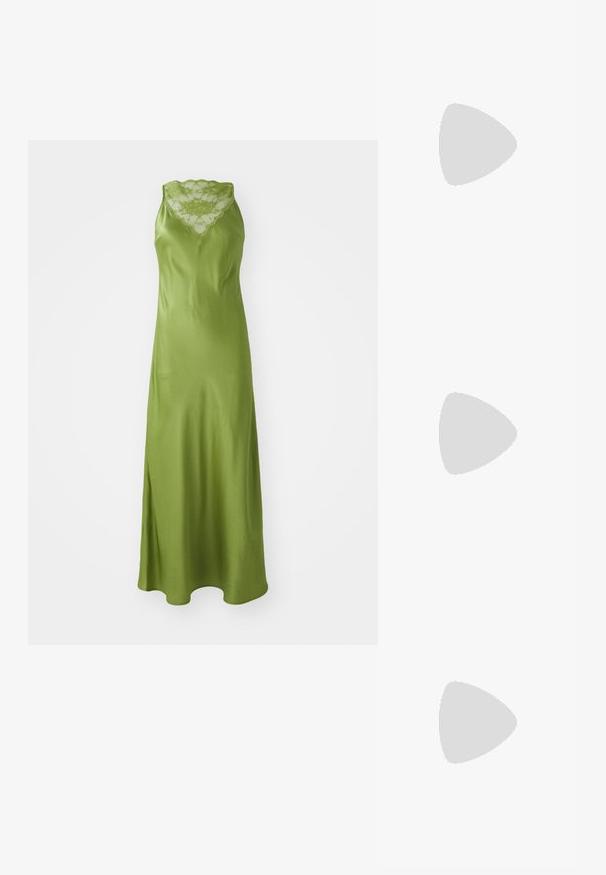 Robe en satin verte avec un décolleté en dentelle à volants, sans manches, et une silhouette A-line fluide avec une fente sur le côté.; Botte noire en cuir, montant jusqu'au genou, avec un bout pointu, accentuée par une sangle circulaire autour de la cheville et un petit talon effilé. Texture lisse.; Sac à main en cuir noir embossé en crocodile avec un design structuré, une poignée supérieure, une bandoulière ajustable et un détail de logo en avant bien visible.; Barrette en métal de couleur dorée avec un design lisse et arrondi. La surface est réfléchissante, présentant une forme courbée jointe sans embellissements supplémentaires.