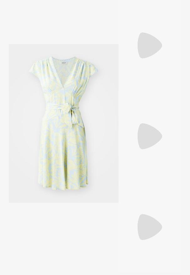 Cvećasti haljina omot u svijetloplavoj boji s žutim uzorkom lišća, kratkim kap sleeves, V-izrezom i vezivanjem u struku, izrađena od lagane tkanine.; Crne sandale s trakama, kvadratnim prstom i niskom blok petom. Ima više tankih trakica i podesivu trakicu oko gležnja. Izrađene su od glatke kože.; Crna kožna torba za nošenje s glatkom teksturom, strukturiranim oblikom, dvije ručke i istaknutim srebrnim kopčanjem na prednjoj strani.; Srebrna dvostruka prsten s glatkom, poliranom površinom. Karakterizira ga fluidan, zakrivljen dizajn s preklapajućim sekcijama za moderan izgled.