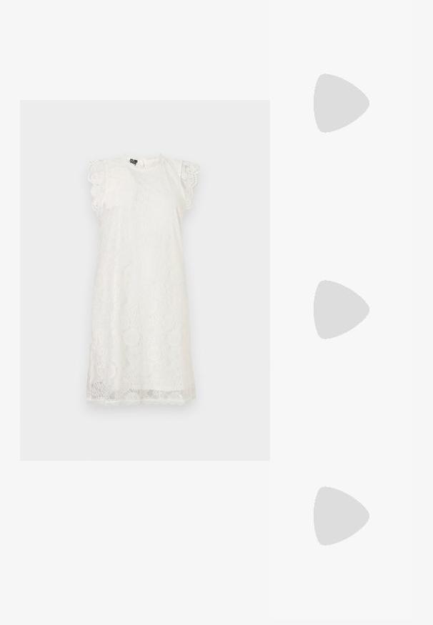 Balta mežģīņu kleita ar īsām, vilnainām piedurknēm, apaļu izgriezumu un teksturētu ziedu rakstu ar vilnainu apakšmalu.; Baltas siksniņveida papēdis ar smailu purngalu, gludu augšējo materiālu, zemu blokpapēdi un sānu izgriezumu dizainu ar regulējamu sprādzi.; Apaļas saulesbrilles ar tumšiem objektīviem un zeltītām rāmēm. Modelis valkā gaiši zilu, ribotu kardigānu ar pogām un kontrastējošām baltām piedurknēm.; Michaela Korsa rokassomi bez̦ā īšojuma, kas izgatavota no apklāta kanvas, iekļaujot atkārtotu MK logotipa rakstu, zelta aparatūru un noņemamu ķēdes siksnu.