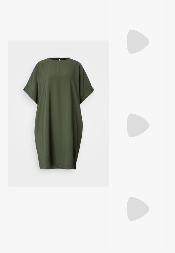 Bruuns Bazaar CRESS GIGI DRESS - Dnevna haljina - deep depths; Crne kožne sandale s petom, s izduženim vrhom, imaju usku petu i zlatni akcent na podesivoj traci. Glatka tekstura.; Crna kožna torba za rame s zakrivljenim oblikom, zatvaranjem na munju i podesivim remenom. Ima utisnuti logo branda sprijeda.; Srebrni padlockovi u obliku srca s ugraviranim tekstovima "DA" i "NE", s poliranim završnim obradama, simetričnim dizajnom i robusnim metalnim kopčanjem.