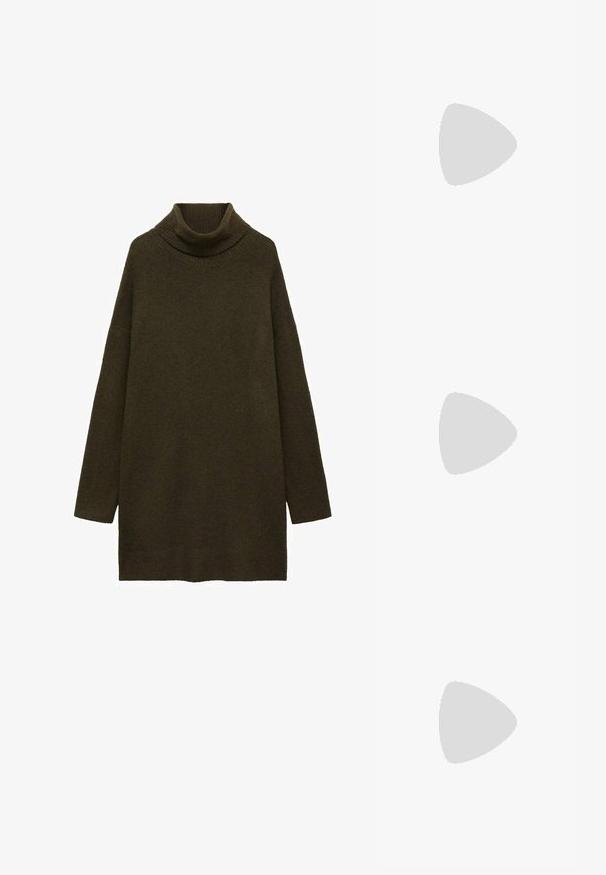 Maglione a collo alto verde oliva, realizzato in un morbido materiale a maglia testurizzato, con spalle scese e una vestibilità ampia e rilassata. Nessun motivo visibile.; Sandali con tacco in vernice nera, con punta squadrata, cinturini alla caviglia e fibbie in argento. Presentano un tacco a blocco spesso per maggiore stabilità.; Occhiali da vista in metallo dorato con lenti ovali, bracci sottili e nasalini trasparenti. Presentano sottili dettagli sulle cerniere e lenti trasparenti.; Borsa a tracolla nera in pelle con una forma curva, manico rimovibile e accessori dorati. La borsa presenta una patta con un dettaglio a fibbia.