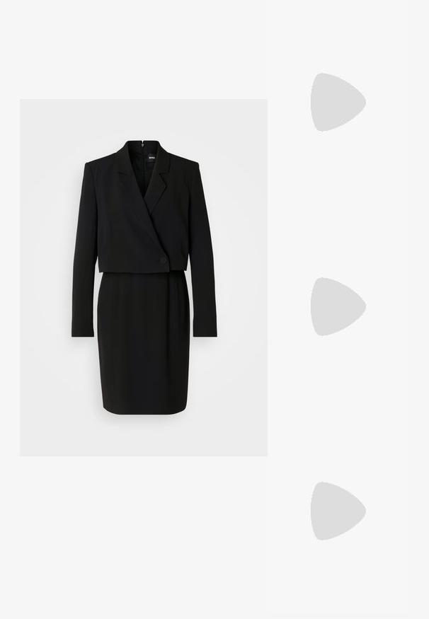 Melnā piegriezuma kokteiļkleita ar pieguļošu siluetu, atlokāmu apkakli, vienu pogu un garām piedurknēm. Gluda auduma tekstūra.; Sudraba metāla sandales ar minimālistisku dizainu, kurām ir plānas siksnas un melna plakanā zole. Uzsvari ir krusteniskās siksnas akcenti.; Melna ādas crossbody soma ar gludu faktūru, taisnstūrveida formu un metalizētu ķēdes detaļu priekšā. Iekļauta regulējama siksna.; Sudraba divu joslu gredzens ar gludu, pulētu virsmu. Iezīmējas ar plūstošu, izliekta dizaina struktūru ar pārklājošām sekcijām modernam izskatam.