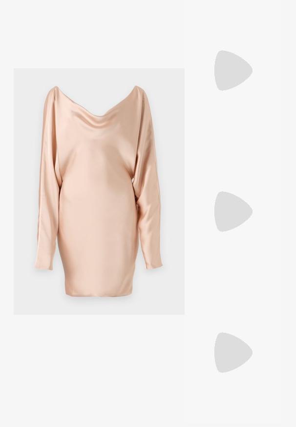 Vestido de cetim em pêssego suave com decote drapeado, mangas longas e silhueta ajustada, apresentando uma textura suave e um design minimalista.; Sapato de salto alto em pele preta com bico fino, salto baixo e textura suave. Apresenta uma ligeira abertura na parte da frente e mínima ferragem na parte de trás.; Bolsa de pele corcunda preta com textura de crocodilo, formato curvo, detalhes em metal dourado, alça ajustável e logotipo na parte da frente.; Brincos em metal dourado com forma de arco alongado e curvado. Apresentam uma superfície lisa e brilhante, com uma ponta arredondada para um detalhe adicional.