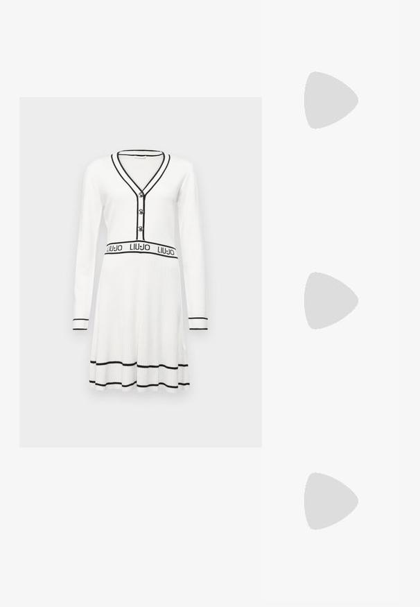 LIU JO Robe pull - white sugar/nero; Des sandales noires à talons hauts avec des fines lanières au design noué, un bout carré lisse et un talon aiguille élégant.; Sac à main en métal gris clair avec une bandoulière en chaîne, orné de petits clous métalliques ronds et d'un logo de marque triangulaire.; Boucles d'oreilles en argent avec une finition lisse et brillante. Forme arrondie, conception légère, avec un fermoir à tige.