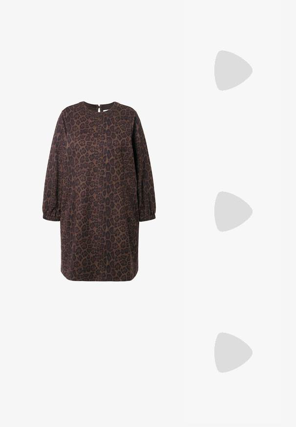 Braun gepunktetes Kleid aus weichem Stoff, mit langen Ärmeln, einem runden Ausschnitt und einem Schlüssel-Schlitz-Detail auf der Rückseite.; Braune Leder-Sandale mit ausgeschnittenem Design, verstellbarem seitlichem Riemenverschluss und flacher Sohle, mit Metallakzenten und offenem Zehenbereich.; Braune Schildpatt-Brille mit ovalen Gläsern, dünnen Bügeln und transparenten Akzenten. Verfügt über ein dezentes Logo am Bügel. Elegantes, leichtes Design.; Braune Ledertasche mit konischer Form, robusten Trägern und kontrastierenden weißen Nähten. Verfügt über einen abnehmbaren Schultergurt für Vielseitigkeit.