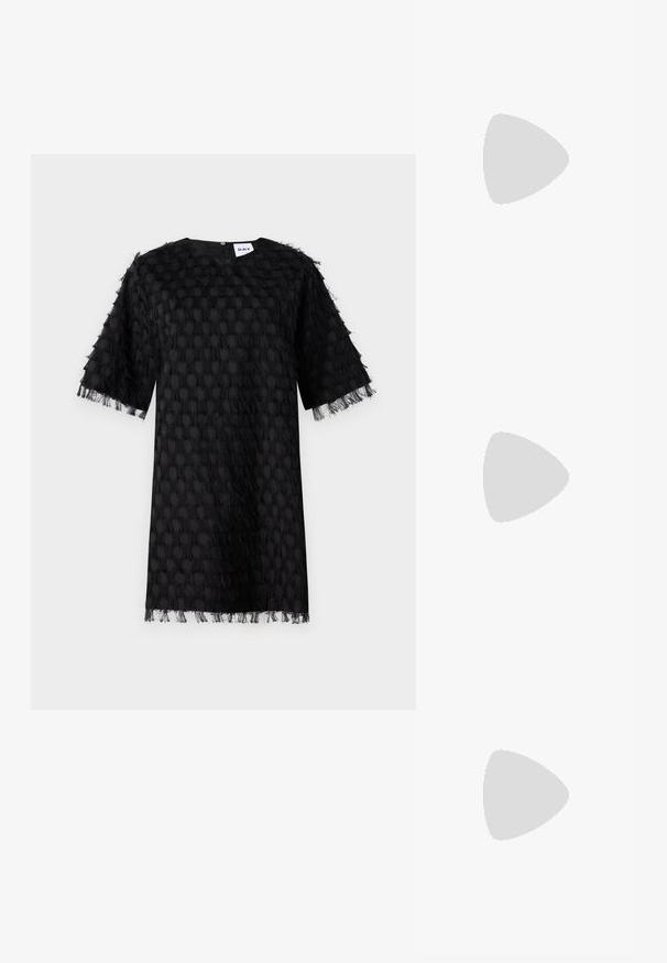 Abito nero con un motivo strutturato a pois e polsini con frange. Scollo rotondo semplice e maniche corte. Il tessuto sembra leggero.; Sandali neri con tacco alto presentano sottili cinturini con design annodato, una punta quadrata liscia e un elegante tacco a spillo.; Borsa a mano metallica grigia chiara con tracolla a catena, impreziosita da piccoli chiodi metallici circolari e da un logo triangolare del marchio.; Orecchini in metallo argentato con forma a goccia liscia e finitura lucida. Incisioni sottili aggiungono dettagli. Design minimalista.