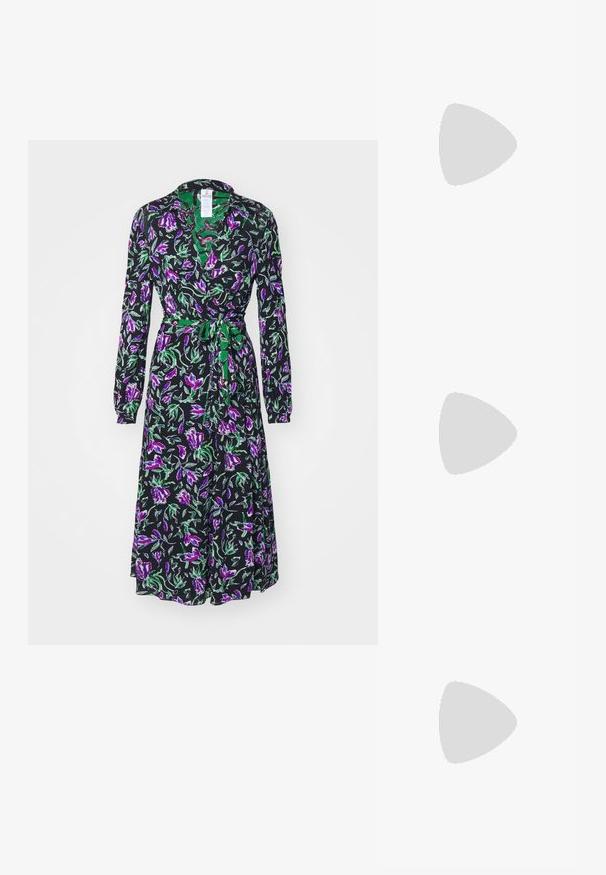 Diane von Furstenberg PHOENIX REVERSIBLE DRESS - Dnevna obleka - green; Bež čevlji na visoki peti s tankim trakcem okrog gležnja in dvema zgornjima trakoma. Sijajna lakirana površina in zlat detajl na trakcu okrog gležnja.; Črna usnjena torbica s klenčeno obliko, z zlatim okovjem in snemljivim trakom. Teksturirana siva pletena pulover, oblečen preko črnih hlač.; Zlato obarvani uhani, ki vsebujejo pravokoten, prozoren kristal, obešen pod vrsto majhnih, okroglih prozornih dodatkov. Elegantna, moderna zasnova.