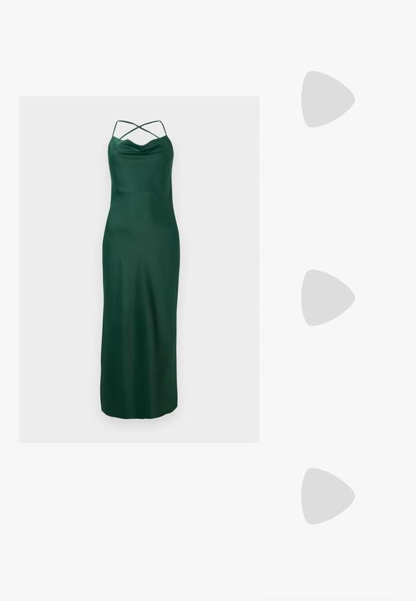 Rochie lungă din satin verde, cu guler tip cowl, bretele subțiri și un design cu spatele încrucișat. Textură netedă și siluetă ajustată până la tiv.; Sandale negre cu toc, cu mai multe curele încrucișate. Material neted, vârf ascuțit și toc subțire. Curea ajustabilă la gleznă cu cataramă.; Pouch bag metalizat argintiu, cu o formă moale și rotunjită și un închidere de tip nod la partea de sus. Fabricat dintr-un material sintetic din piele netedă.; Cercei din argint cu un design torsadat, având un finisaj lucios și închidere cu tijă. Au un diametru de aproximativ 3 cm.
