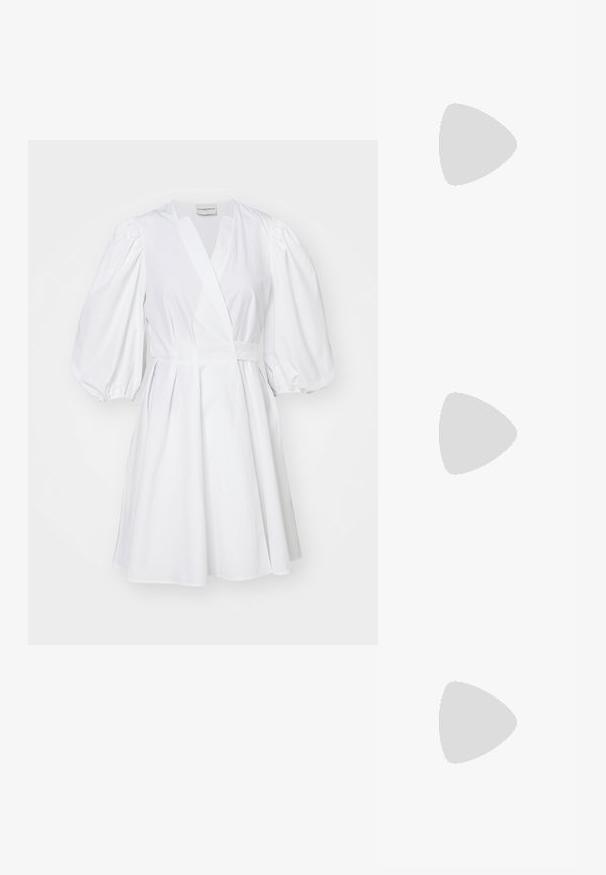 Claudie Pierlot ROBE COURTE CACHE-CŒUR - Freizeitkleid - blanc; Schwarze Sandale mit zwei verstellbaren Riemen, silbernen Schnallen und einem Korkfußbett auf einer strukturierten schwarzen Gummisohle.; Schildkrötensonnenbrille mit rechteckiger Form, grün getönten Gläsern und gemusterten Acetatrahmen. Verfügt über metalliche Akzente in der Nähe der Gläser.; Braune Lederhandtasche mit strukturiertem Oberflächen, kantigem Klappenverschluss, goldfarbener Hardware und verstellbarem Riemen. Besitzt Kontrastnähte und ein Logo.