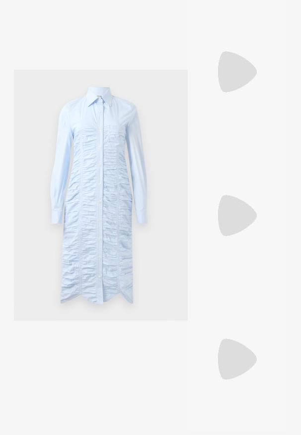Abito camicia azzurro chiaro realizzato in tessuto morbido, caratterizzato da arricciature verticali, chiusura a bottoni, maniche lunghe e orlo curvo.; Décolleté nera in pelle con tacco alto e punta affusolata, superficie texturizzata e silhouette elegante. Presenta un tacco stretto e un delicato accento interno.; Borsa a tracolla in pelle bianca con forma curva, dotata di un logo "CK" impresso sul davanti e una singola tracolla. Chiusura a zip nella parte superiore.; Collana placcata in oro con un'accents centrale liscio e curvo. Presenta una catena flessibile con un gancio a moschettone e ulteriori maglie della catena regolabili.