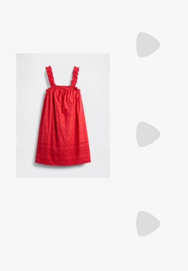 Rode mouwloze jurk met geborduurde bloemenpatronen, ruche schouderbanden, een strik bij de halslijn en gegolfde zoomdetails.; Gouden metalen sandaal met bandjes, voorzien van een vierkante blokhak en open teen. Heeft dunne straps en een achterste enkelbandje voor aanpassing.; Bordeaux leren handtas met een zacht, gegathered ontwerp en een ronde vorm. De handgreep is stevig bevestigd en toont een gladde textuur.; Goudkleurige ring met een organisch, gedraaid ontwerp, een gladde textuur en taps toelopende uiteinden, waardoor een moderne, sculpturale uitstraling ontstaat.