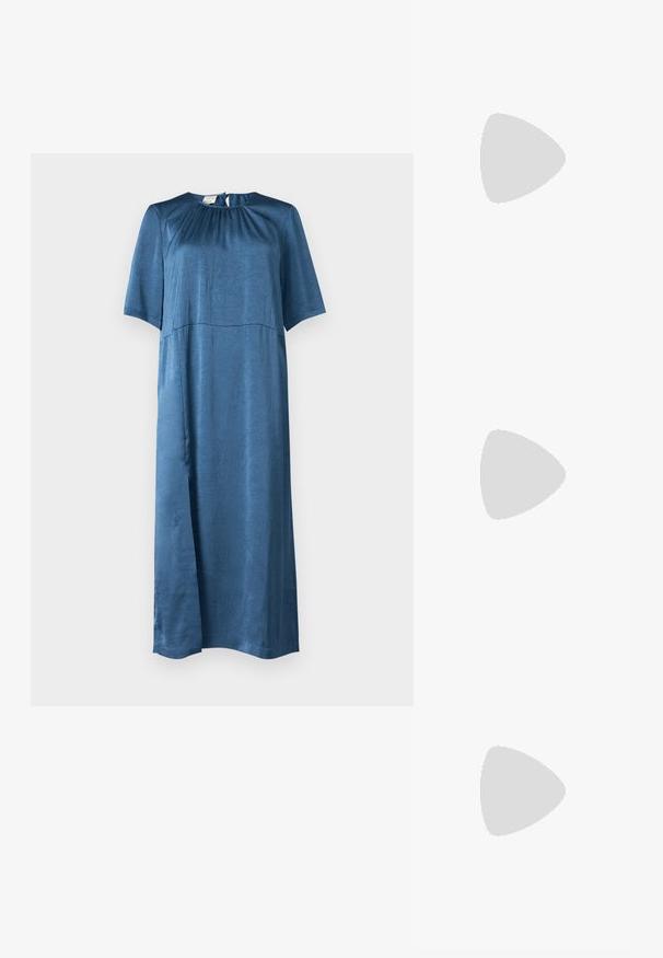 Zila, īsām piedurknēm kleita gludā, nedaudz sakrampotā audumā; ar apaļu apkakli un atvēršanu aizmugurē.; Brūni ādas potīšu zābaki ar elegantu dizainu, norādītu purngalu un kvadrātveida bloku papēdi. Gluda tekstūra un minimālistisks siluets.; Melna ādas rokassoma ar strukturētu dizainu, augšējo rokturi un sudraba sprādzi. Iekļauj stūru akcentus un gludu tekstūru.; Zelta auskari ar gludu, spīdīgu apdari. Apaļš dizains, kas ietver mazu tapu un caurspīdīgu pamatni drošai valkāšanai.