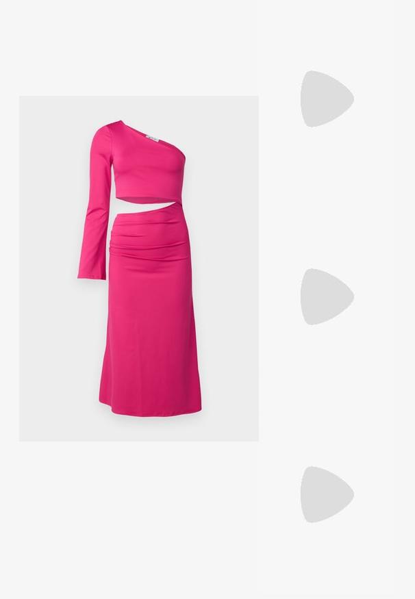 Vestido rosa ajustado con un diseño de un solo hombro, manga larga y un corte asimétrico en la cintura. Tejido suave y elástico con ligero fruncido.; Las sandalias negras de tacón alto presentan finas correas con un diseño anudado, una punta cuadrada suave y un elegante tacón de aguja.; Bolso de mano metálico gris claro con una cadena como asa, adornado con pequeños remaches metálicos circulares y un logotipo de marca en forma triangular.; Aros de plata en forma de aro con un acabado liso y brillante. Diseño redondeado y ligero, con cierre de tipo post-back.