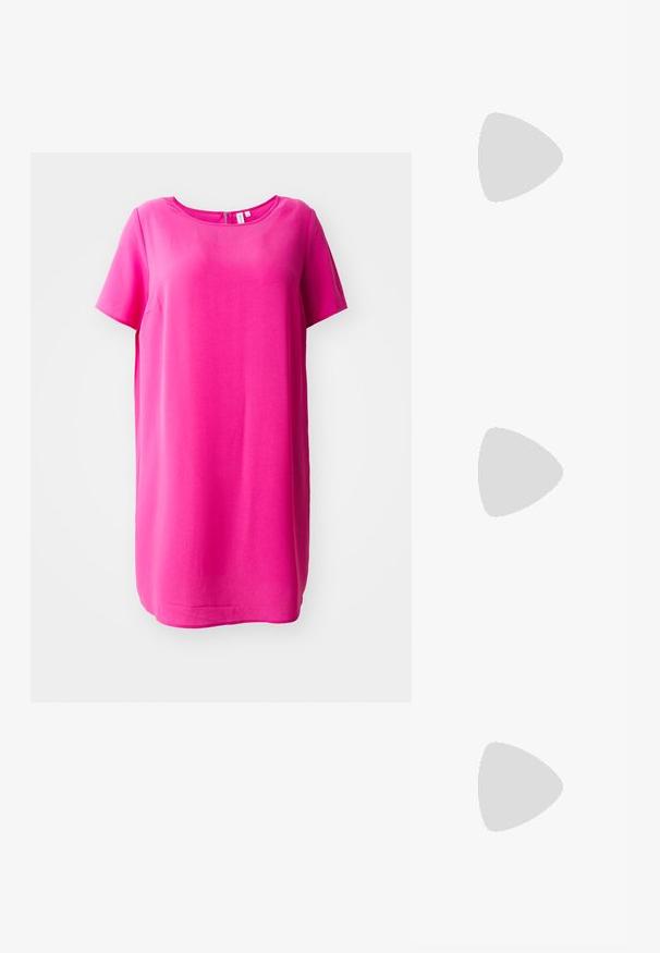 Kortermet kjole i klar rosa, laget av glatt stoff. Har rund hals og en rett skjæring som faller litt over knærne.; Svarte patentlær slingback hæler med spiss tå og geometrisk blokk hæl. Har et stilrent, minimalistisk design og jevn tekstur.; Svart lærveske med en buet form, avtagbar stropp og gullbeslag. Vesken har et klaff med spenne-detall.; Sølv hjerteformede øredobber har fasetterte klare steiner med en teksturert ramme. Sett inkluderer både stud- og hengende stiler.