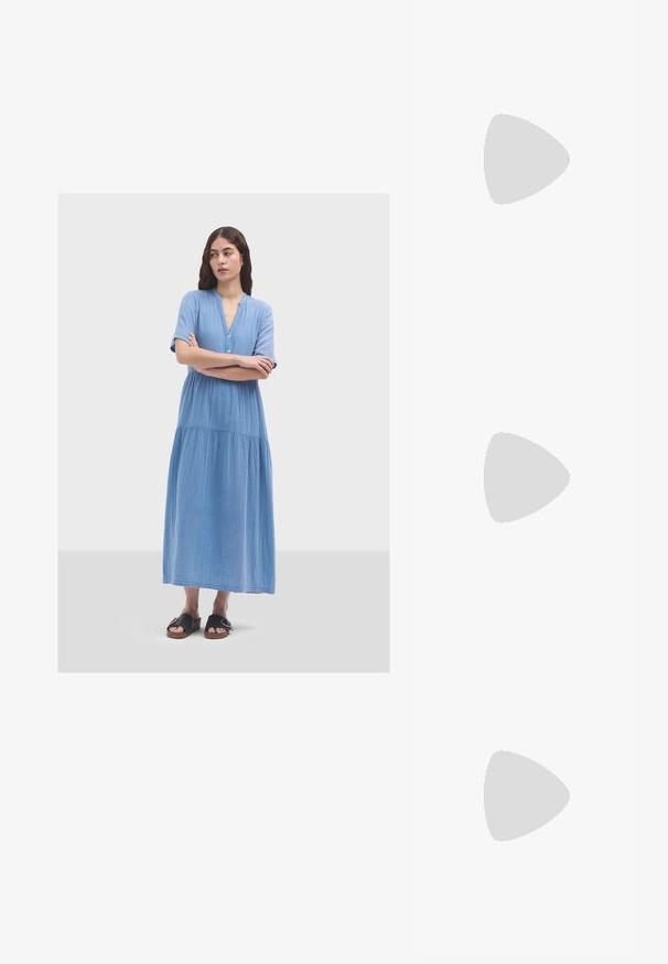 Himmelblaues, knielanges Kleid aus weichem Stoff. Verfügt über kurze Ärmel, eine Knopfleiste und einen fließenden, gerafften unteren Teil.; Bershka High Heel Sandalette - black; Schwarze Sonnenbrille mit übergroßen, runden Fassungen. Die Gläser verlaufen von dunkel zu hell. Verfügt über ein elegantes, glänzendes Finish und dezente Logopralle auf den Schläfen.; Schwarze Lackleder-Handtasche mit geschwungenem Design, einem Schulterriemen, Vordertaschen und silberfarbenen Hardware-Akzenten.