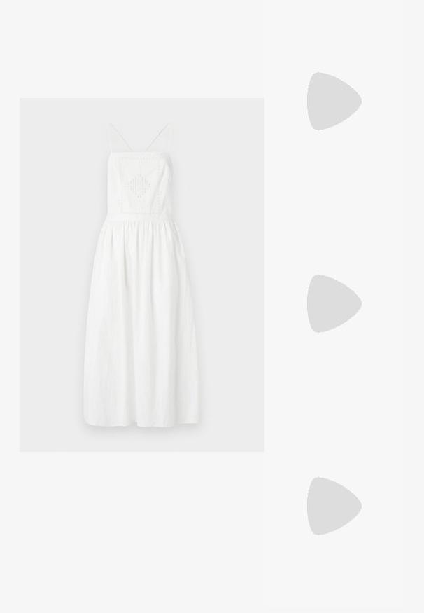Weißes, ärmelloses Kleid mit dünnen Trägern, das ein quadratisches, besticktes Panel, eine geraffte Taille und einen flatternden Rock hat. Aus leichtem Stoff gefertigt.; Schwarze Leder-Stiefelette mit Blockabsatz und Plattformsohle, seitlich auf einem schlichten weißen Hintergrund betrachtet.; Schildpatt-Sonnenbrille mit einem runden, klobigen Rahmen und braunen Gläsern. Verfügt über dezente Muster und gerade, zulaufende Bügel.; Schwarze Handtasche mit strukturierter Form, glatter Textur und einem metallischen Verschluss. Kombiniert mit weiten schwarzen Hosen und offenen Sandalen auf einem Holzboden.