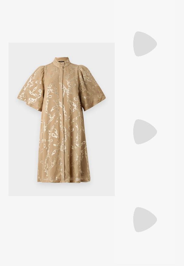 Vestido bege com mangas curtas em forma de balão, coberto por um padrão de correntes metálicas. Apresenta um decote alto e fecho frontal com botões. Tecido de textura suave.; Bota de tornozelo em couro preto com bico quadrado, fecho lateral e salto bloco contra um fundo claro plano.; Bolsa crossbody de couro preto com uma textura suave, forma retangular e um detalhe em corrente metálica na frente. Inclui uma alça ajustável.; Brincos de argola dourados com um design texturizado e três cristais transparentes em um lado, oferecendo uma estética geométrica moderna.