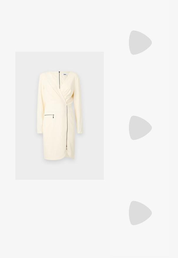 Kreemikas neeluga pikakäistega kleit, millel on põimitud disain, esipoolne lukuga tasku ja diagonaalne luku sulgemine ees. Sile tekstuur.; Mustad nahast slingback kingad terava nina ja hõbedaste detailidega, madala plokkn红黑大战. Ühtlane, läikiv tekstuur kogu ulatuses.; Mustast nahast õlakott, mis omab siledat tekstuuri, ristküliku kuju ning esiküljel metallketi detaili. Reguleeritav rihm on kaasas.; Kuldse kõrvarõngad, millel on tekstuuritud disain ja kolm selget kristalli ühel küljel, pakkudes modernset geomeetrilist esteetikat.