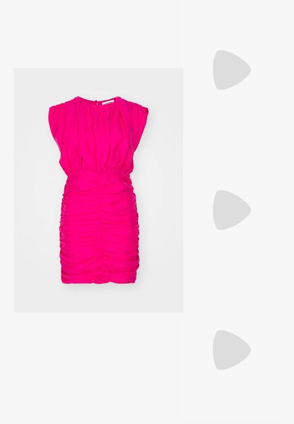 Fuksija haljina s naboranim detaljima, kratkim rukavima i okruglim izrezom; ima naboranu teksturu i otvor na leđima s kopčanjem na dugme.; Zlatni metalik slingback sandali s šiljatim vrhom i debelim potpeticama. Glatka tekstura, minimalistički dizajn i uski remen.; Crna kožna torba s lukovitim oblikom, odvojivim remenom i zlatnim detaljima. Torba ima preklop s kopčom.; Prsten u zlatnoj nijansi s organskim, uvijenim dizajnom, glatkom teksturom i suženim krajevima, koji stvara moderan, skulpturalni izgled.