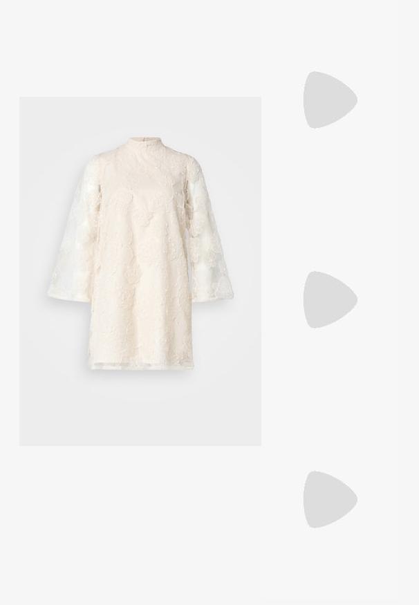 YAS Petite YASCORNELIA DRESS - Koktailové šaty/večierkové šaty - gardenia; Béžové sandále na opätku s blokovým opätkom, páskovým dizajnom a nastaviteľným remienkom na členku, vyrobené z hladkého syntetického materiálu s matným povrchom.; Bordová kožená kabelka s detailom mašle, so slankou rúčkou a zlatými prvkami, držaná osobou v čiernych nohaviciach.; Strieborné náušnice v dizajne skrúteného krúžku, s textúrovaným povrchom a drážkovanými detailmi, zabezpečené pomocou klipsne.