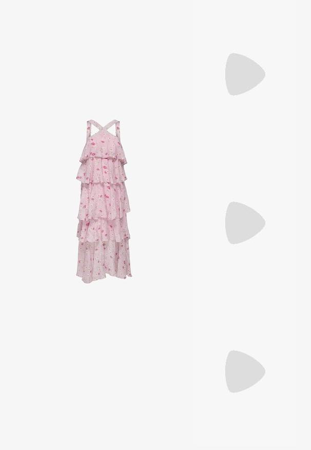 Rochie maxi roz cu model floral, cu volane suprapuse, bretele crisscross ajustabile și țesătură ușoară pentru confort.; Sandaie cu toc alb, cu vârful ascuțit, material superior neted, toc mic tip bloc și design cu decupaj lateral, cu curea ajustabilă.; Ochelari de soare rotunzi cu lentile întunecate și rame aurii. Modelul poartă un cardigan ribbed de culoare albastru deschis cu nasturi și mâneci albe în contrast.; Clutch Michael Kors din canva acoperit bej, cu un model repetitiv al logo-ului MK, accesorii din aur și o curea cu lanț detașabil.