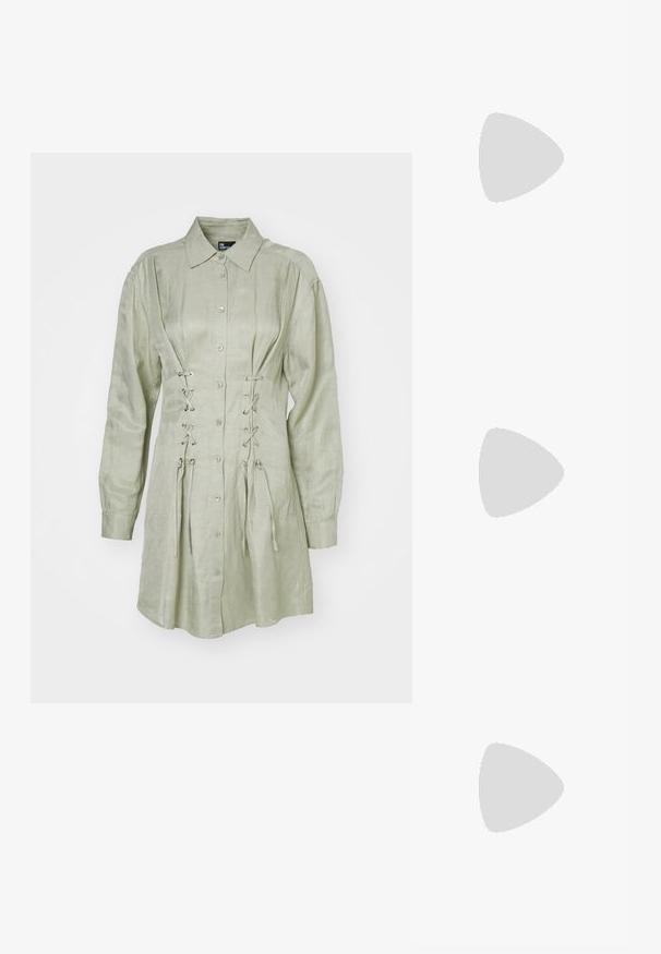 The Kooples - Sukienka koszulowa; Czarne lakierowane czółenka na obcasie typu slingback z wąskim noskiem, z teksturowanym wzorem wężowym, regulowanym paskiem oraz krótkim, teksturowanym obcasem w kształcie słupka.; Brązowa skórzana torba na ramię z teksturą, z złotym łańcuszkiem i zapięciem na klapkę. Z przodu znajduje się detal z logo oraz kieszeń pod klapką.; Złote metalowe kolczyki w kształcie obręczy o zakrzywionym, wydłużonym kształcie. Posiadają gładką, błyszczącą powierzchnię oraz zaokrąglony koniec dla dodatkowego efektu.