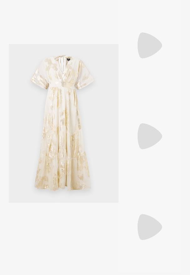 Maksi kleita no caura viegla auduma ar zelta folijas abstraktajiem rakstiem, V-veida dekoltē, īsām piedurknēm un vairākiem svārkiem. Sasaistās aizmugurē pie dekoltē.; Apspīlēta augstpapēžu kurpe ar zeltītu, sudrabi un neitrālu krāsu kombināciju. Spīguļojoša virsma ar izgriezuma dizainu, aprīkota ar stiletto papēdi.; Sudraba metāliska poga somiņa ar mīkstu, noapaļotu formu un mezgla augšējo aizdari. Izgatavota no gludas mākslīgās ādas materiāla.; Sudraba gredzenveida auskari ar minimālistisku dizainu. Cirkulāra forma, gluda tekstūra un plāns profils. Vieglu svaru ar spīdīgu apdari.