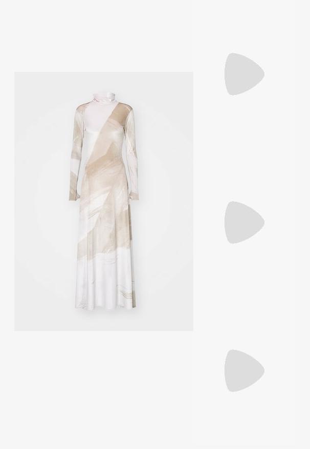 Pikend, keha kallistav kleit pehmest sametist materjalist, millel on abstraktsed mustrid beeži ja valge värviga, kõrge kaelusega ja pikkade varrukatega.; Mustad nahast slingback kontsad terava ninaga, millel on õhuke konts ja kuldse tooni aktsent reguleeritaval rihmal. Sile tekstuur.; Must mustriline nahk kott kuldse ketiraami ja kuldse riistvara lukuga. Ristkülikukujuline vorm ja tekstureeritud pind.; Kullatud ja hõbedased poolringikujulised kõrvarõngad läikiva viimistlusega, millel on ühel küljel väikesed selged rhinestone aktsendid.