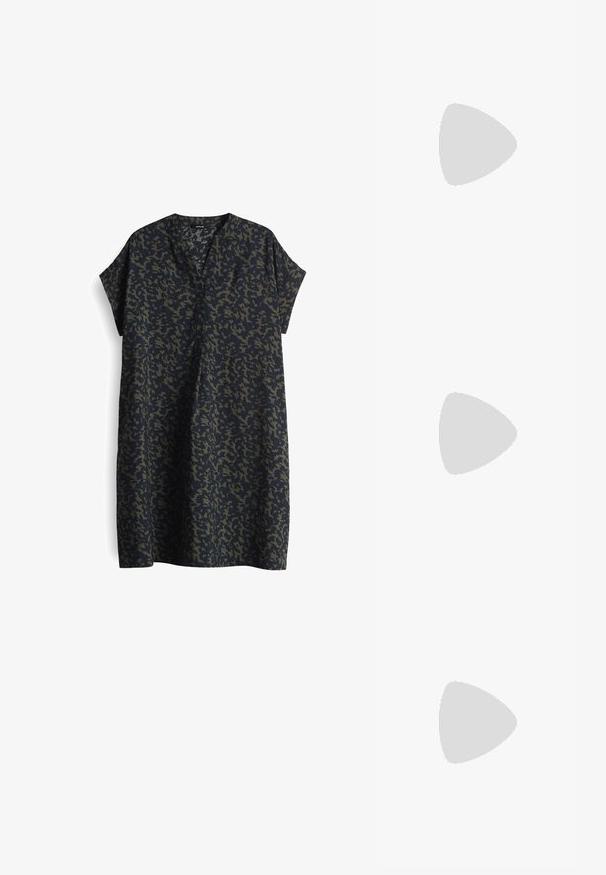 Ciemnoniebieska sukienka o luźnym kroju, z krótkimi rękawami i dekoltem w kształcie litery V. Charakteryzuje się wzorem w kamuflaż w ciemnozielonych i jasnooliwkowych odcieniach.; Biała koszula z długim rękawem, zapinana na guziki, z zaostrzonym kołnierzykiem i marszczonymi mankietami, wyeksponowana na jasnym białym tle.; Czarne gumowe klapki z teksturowanym paskiem i prostą płaską podeszwą, przedstawione z boku na jasnym jednolitym tle.; Czarne, oversize okulary przeciwsłoneczne z owalnymi soczewkami, gładkim plastikowym mostkiem i złotymi akcentami na zausznikach. Ciemne soczewki zapewniają ochronę przed słońcem.