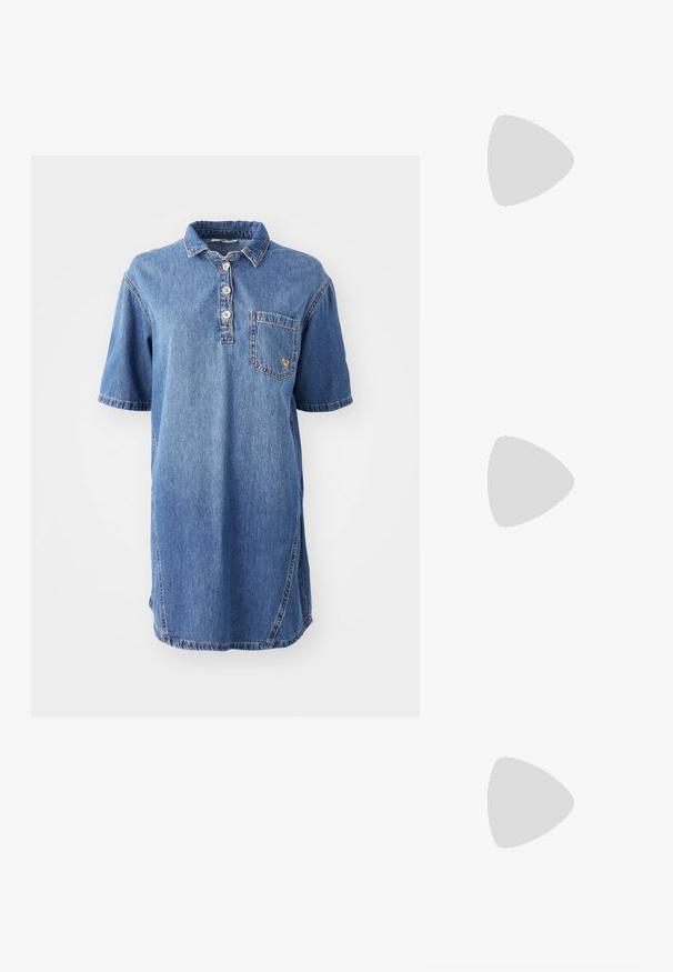 Vestido polo de ganga em azul claro, com colarinho, mangas curtas, meio botão com quatro botões e um bolso com patch no lado esquerdo do peito.; Sapatilhas de tela em off-white com biqueira redonda, apresentando solas de borracha bege e cinco ilhós para atacadores, acabamento texturizado na parte superior.; Óculos ovais com uma armação metálica prateada, lentes transparentes e detalhes texturizados em contas nas hastes. Design leve com braços curvos.; Bolsa de mão branca texturizada com um design franzido, apresentando uma alça de corrente dourada. Acabamento liso com ondulações subtis e bordas arredondadas.