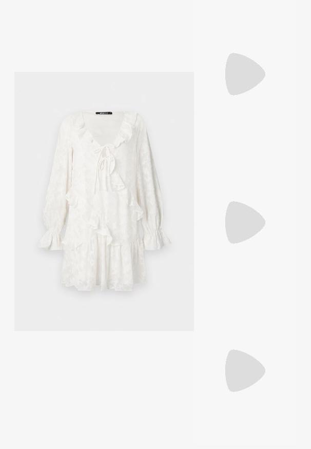 Λευκό φόρεμα με ρυάκι στον λαιμό και στο στρίφωμα, μακριά μανίκια με συγκεντρωμένα μανσέτα και υφή λουλουδιών σε όλη την επιφάνειά του.; Zign Μπότες - black; Μαύρα, γωνιώδη γυαλιά ηλίου με γκρι φακούς; κατασκευασμένα από πλαστικό, με χοντρές βραχίονες με λεία επιφάνεια και χωρίς ορατό μηχανισμό.; Μαύρη σουέτ τσάντα clutch με �φερμουάρ και αποσπώμενο λουρί καρπού. Διαθέτει χρυσές λεπτομέρειες και λεία, ματ υφή.