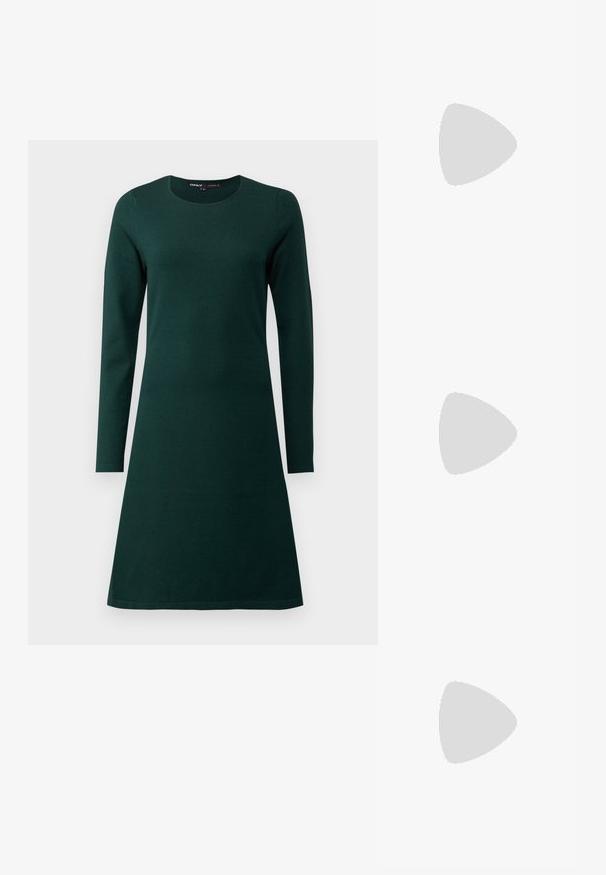 Σκούρο πράσινο φόρεμα με μακριά μανίκια και στρογγυλή λαιμόκοψη, σε σχήμα Α, απαλή υφή και ελάχιστες λεπτομέρειες. Λείου υφάσματος, μέχρι το γόνατο.; Μαύρο δερμάτινο ψηλοτάκουνο παπούτσι με μυτερή μύτη, λεία υφή και κοφτό τακούνι. Μινιμαλιστικός σχεδιασμός, χωρίς επιπρόσθετες διακοσμήσεις.; Μαύρη δερμάτινη τσάντα ώμου με απαλή υφή, τριγωνικό σχήμα και ρυθμιζόμενο λουρί, συνδυασμένη με ένα ανοιχτό μπλε ριγέ πουκάμισο και λευκό παντελόνι.; Χρυσές σκουλαρίκια σε σχήμα μισοφέγγαρου, με γυαλιστερή επιφάνεια και κλείσιμο με μεντεσέ. Η λεία υφή και η ανακλαστική φινίρισμα ενισχύουν την ορατότητα.