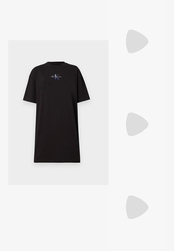 T-shirt noir surdimensionné en coton. Il dispose d'un col rond et de manches courtes. Affiche un logo graphique en bleu et blanc sur le devant.; Slingback noir à bout pointu avec un petit talon, en cuir lisse et doté d'un design découpé sur le côté pour plus de respirabilité.; Sac à main en cuir blanc avec une forme courbée, arborant un logo "CK" embossé à l'avant et une seule bandoulière. Fermeture à glissière en haut.; Boucles d'oreilles en argent en forme de créole avec un design texturé comportant des rayures verticales. Forme circulaire avec un fermoir à attache sécurisée. Fini lisse.